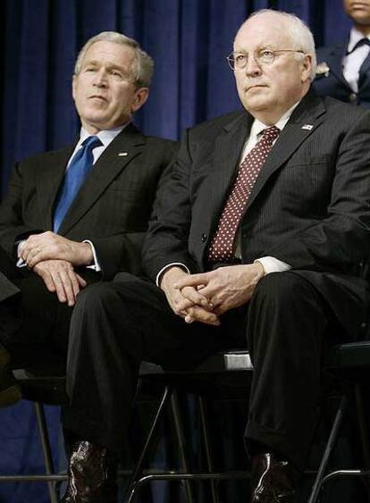 El vicepresdiente de EE UU, Dick Cheney, junto al presidente Bush, el pasado lunes en el Pentágono, durante el acto de presentación de Robert Gates como nuevo secretario de Defensa.