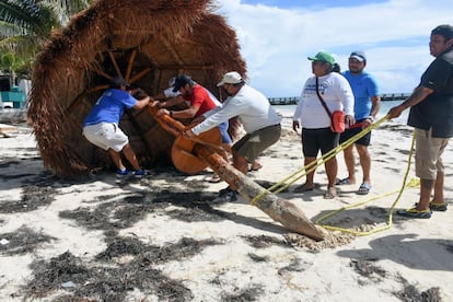 Los trabajadores de Puerto Morelos comenzaron desde primera hora a limpiar la playa. 