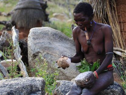 Mujer koma en los Montes Atlantika (Camerún).