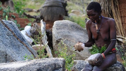 Mujer koma en los Montes Atlantika (Camerún).