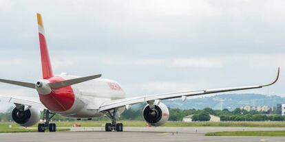 Un aparato de Iberia se dispone a despegar.