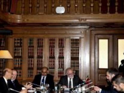 (i-d) Los miembros de la "troika" del Fondo Monetario Internacional (FMI) Albert Jaeger; del Banco Central Europeo (ECB), Rasmus Ruffer; Sean Berrigan de la Comisión Europea (CE); y Subir Lall del FMI; conversan con el ministro de Economía de Portugal, José Vieira da Silva, durante una reunión celebrada en Lisboa (Portugal). EFE/Archivo