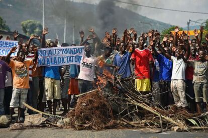 Barricadas durante las manifestaciones en el barrio Musaga de Bujumbura (Burundi), donde los ciudadanos contrarios al presidente, Pierre Nkurunziza, han reanudado las propuestas después de un fallido golpe de Estado.