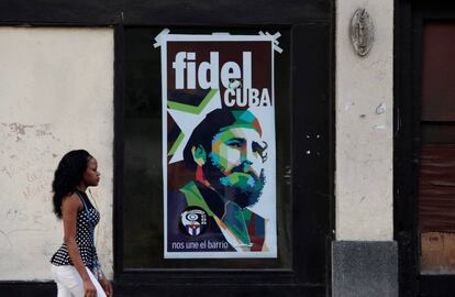 Uma mulher passa diante de um pôster de Fidel Castro na manhã deste sábado, em Havana, horas após o anúncio da morte do ex-presidente.