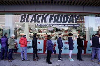 Un grupo de personas hace una fila en Bilbao durante los descuentos del Black Friday. 