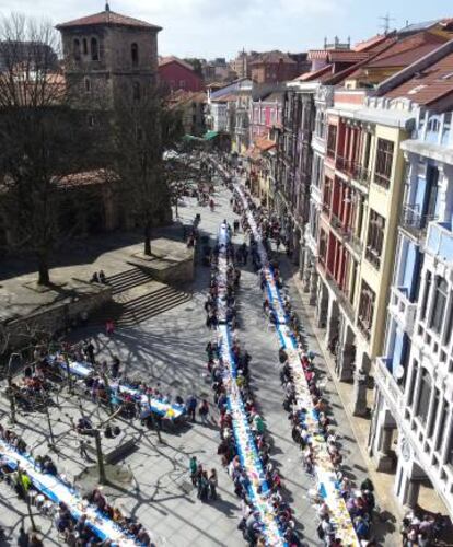 Avilés consiguió reunir a 11.836 personas comiendo en la calle. Y se llevaron el récord.