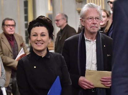 La Nobel de Literatura de 2018, Olga Tokarczuk, y el de 2019, Peter Handke, en Estocolmo.