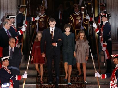 Los Reyes Felipe y Leticia y las infantas, Leonor y Sofia, a la salida de la apertura de la XII Legislatura, el 17 de noviembre de 2016 en el Congreso de los Diputados (Madrid).