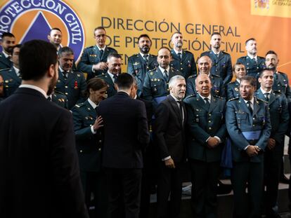 Fernando Grande-Marlaska, ministro de Interior, posa con guardias civiles durante el acto de entrega de las Medallas al Mérito de Protección Civil, este lunes.