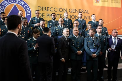 Fernando Grande-Marlaska, ministro de Interior, posa con guardias civiles durante el acto de entrega de las Medallas al Mérito de Protección Civil, este lunes.