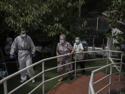 Dos mujeres y un sanitario en la residencia Gravi, en Polinyà.