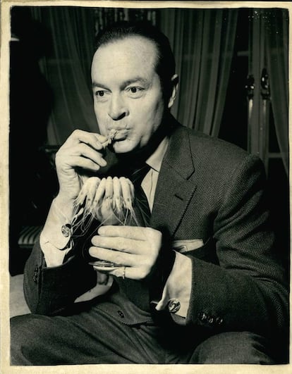 El actor Bob Hope come unas gambas durante la presentación de una película en 1955. 