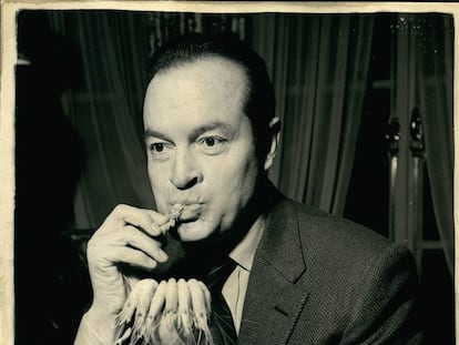 El actor Bob Hope come unas gambas durante la presentación de una película en 1955. 