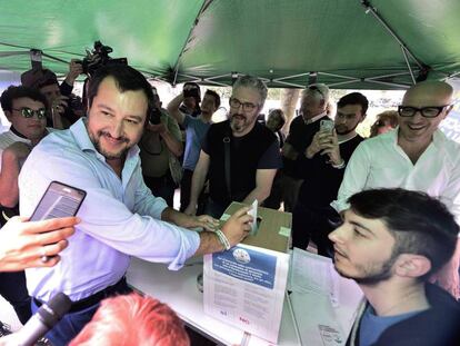 Matteo Salvini, líder de La Liga, vota el sábado el acuerdo de Gobierno diseñado con el Movimiento 5 Estrellas. 