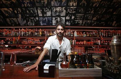 Paco León en la barra de Chicote, que visitaba con frecuencia Ava Gardner.