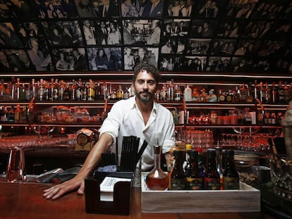 Paco León en la barra de Chicote, que visitaba con frecuencia Ava Gardner.