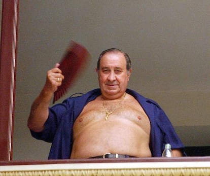 Former Marbella mayor Jesus Gil fans himself in a window of Málaga‘s court on August 8, 2003. 
 