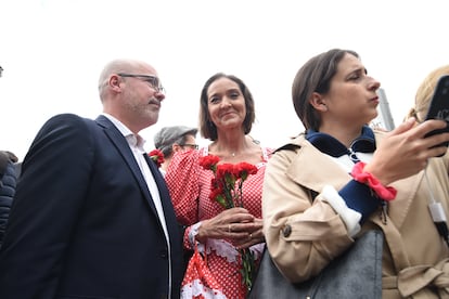 El delegado del Gobierno en la Comunidad de Madrid, Francisco Martín, y la portavoz del PSOE en el Ayuntamiento de Madrid, Reyes Maroto, en la pradera de San Isidro.