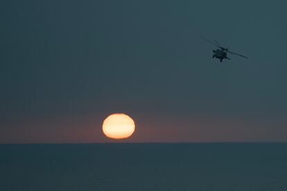 Helicóptero estadounidense sobrevuela el mar Rojo.