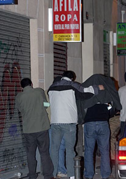 Mohamed Chedadi, a la entrada de su tienda de ropa.