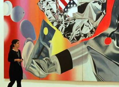 Una visitante, ante la obra <i>Cápsula flamenca,</i> de James Rosenquist, de 1970.