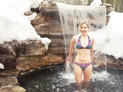 Fuente de aguas termales rodeada de nieve en el Siberia Station Spa.