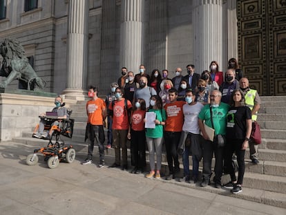 Representantes de la Iniciativa por una Ley que garantice el Derecho a la Vivienda y de los grupos políticos que les apoyaron, el pasado 30 de septiembre cuando registraron su propuesta legislativa en el Congreso.