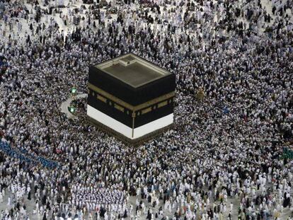 Multidão de peregrinos se prepara para dar voltas ao redor da Kaaba, o santuário mais sagrado do Islã, na Grande Mesquita de Meca.