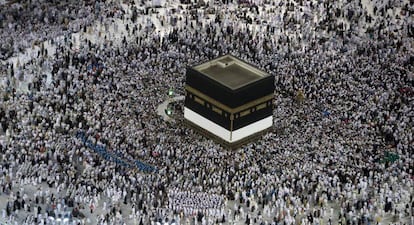 Una multitud de peregrinos se prepara para dar vueltas alrededor de la Kaaba, el santuario m&aacute;s sagrado del Islam, en la Gran Mezquita de La Meca. 