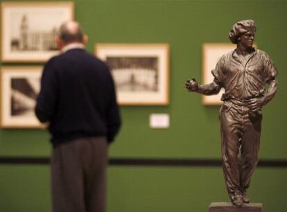 Un hombre mira uno de los cuadros de la exposición Jai-Alai de la sala Kubo Kutxa del Kursaal.