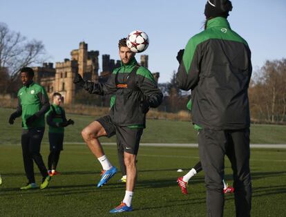 Mulgrew, del Celtic, en un ejercicio con balón durante el entrenamiento en Glasgow (Escocia).