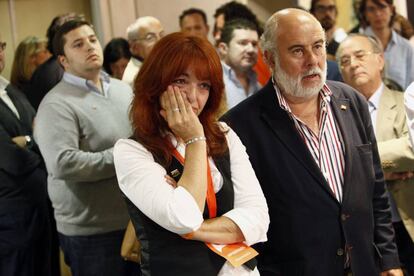Una apoderada de Ciudadanos, llora durante el escrutinio de las Elecciones Gallegas, donde con el 92% de los votos escrutados, la formación naranja se queda sin representación.