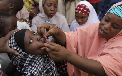 Una ni&ntilde;a es vacunada de polio en Kawo Kano (Nigeria).