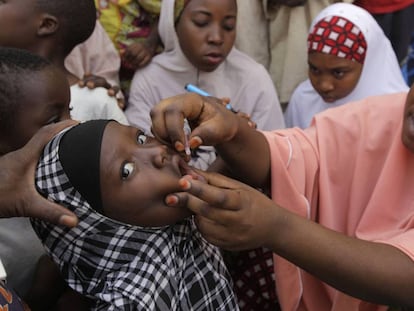 Una ni&ntilde;a es vacunada de polio en Kawo Kano (Nigeria).