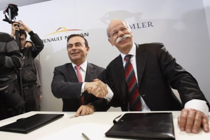 El presidente de Renault-Nissan, Carlos Ghosn (izquierda), con el de Daimler, Dieter Zetsche, ayer en Bruselas.