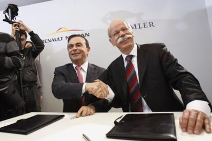 El presidente de Renault-Nissan, Carlos Ghosn (izquierda), con el de Daimler, Dieter Zetsche, ayer en Bruselas.