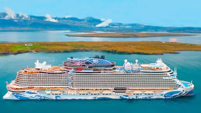 Hay rincones del planeta a los que se llega solo en barco. Los peculiares colores de las islas que circundan Reikiavik (Islandia) se perciben de forma privilegiada desde cubierta.