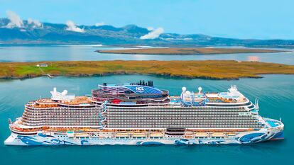 Hay rincones del planeta a los que se llega solo en barco. Los peculiares colores de las islas que circundan Reikiavik (Islandia) se perciben de forma privilegiada desde cubierta.