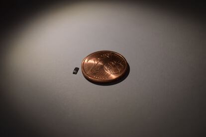 Un microrrobot magnético, junto a una moneda.