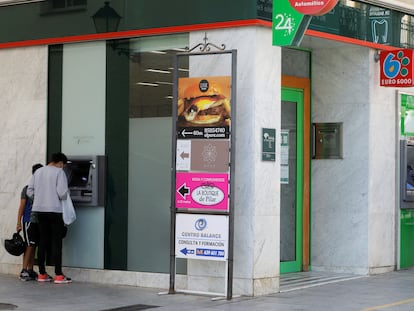 Clientes usando cajeros de Unicaja en Ronda (Málaga).