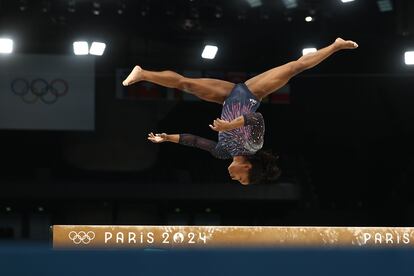 Simone Biles, durante un entrenamiento en París el 25 de julio. 
