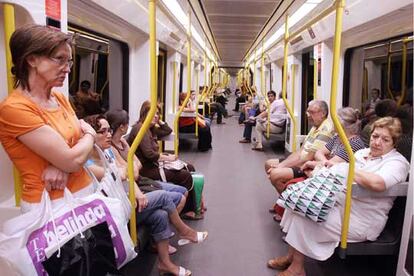 Pasajeros del metro de Valencia en aun imagen de archivo.