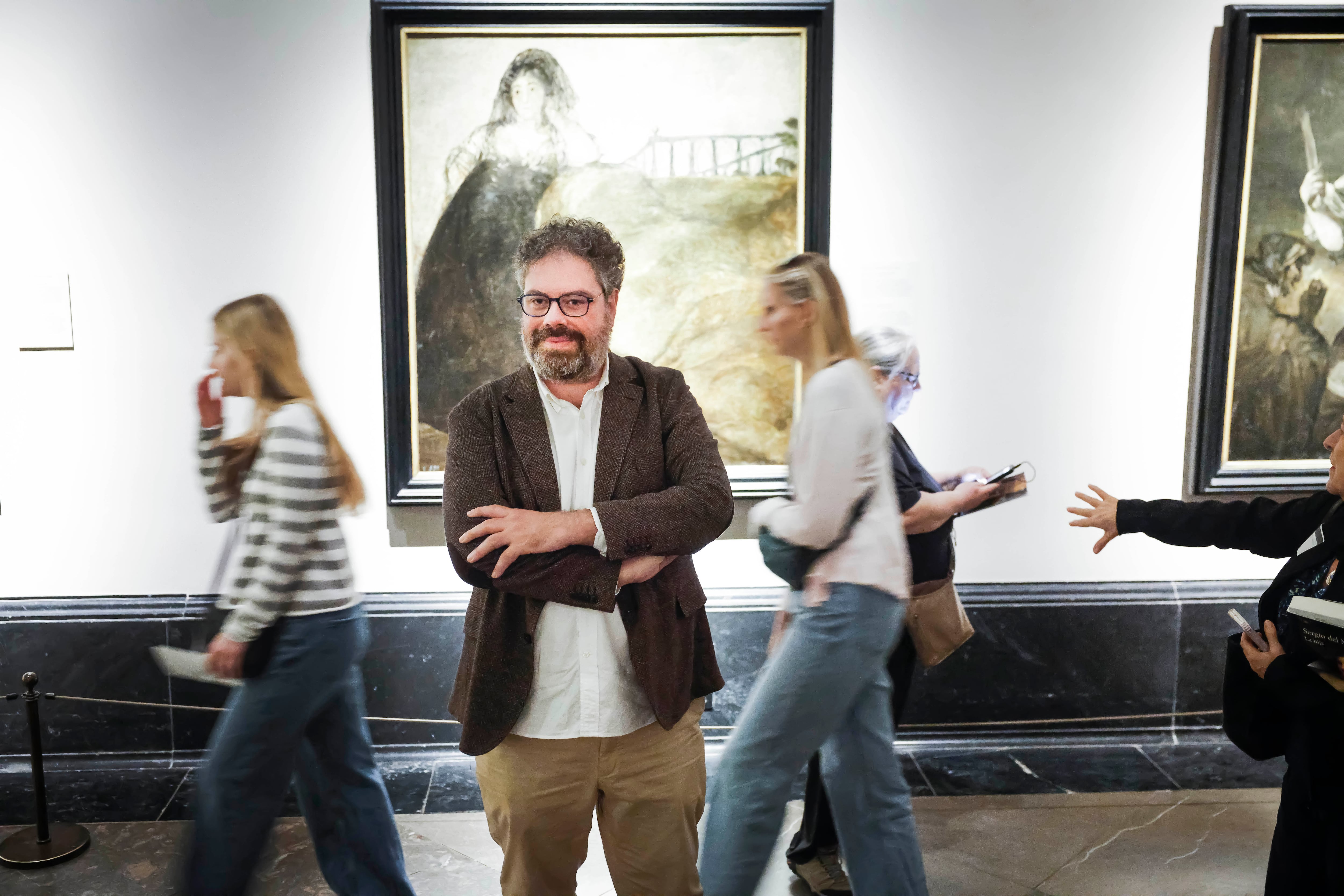 Sergio del Molino en el Museo del Prado, con un retrato de Leocadia Zorrilla que forma parte de las pinturas negras.