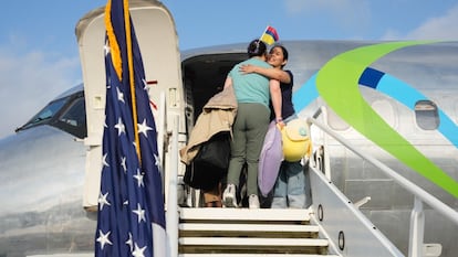 Una migrante colombiana aborda el primer vuelo de repatriación para personas que optaron por autodeportarse, este lunes en Houston, Texas.