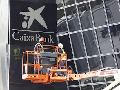 Cambio de logo en la sede de Bankia.