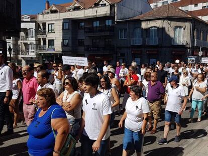 Vecinos de Tui, durante la manifestación por las calles de la localidad.