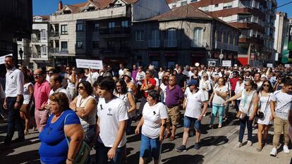 Vecinos de Tui, durante la manifestación por las calles de la localidad.