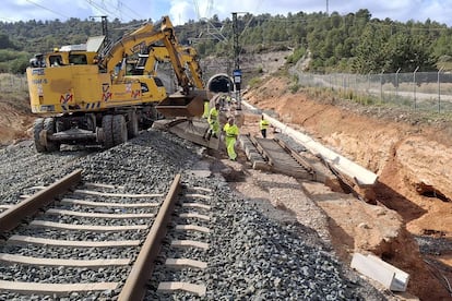 Trabajos de reconstrucción de la línea de alta velocidad Madrid-Valencia a la salida del túnel de Chiva (Valencia).