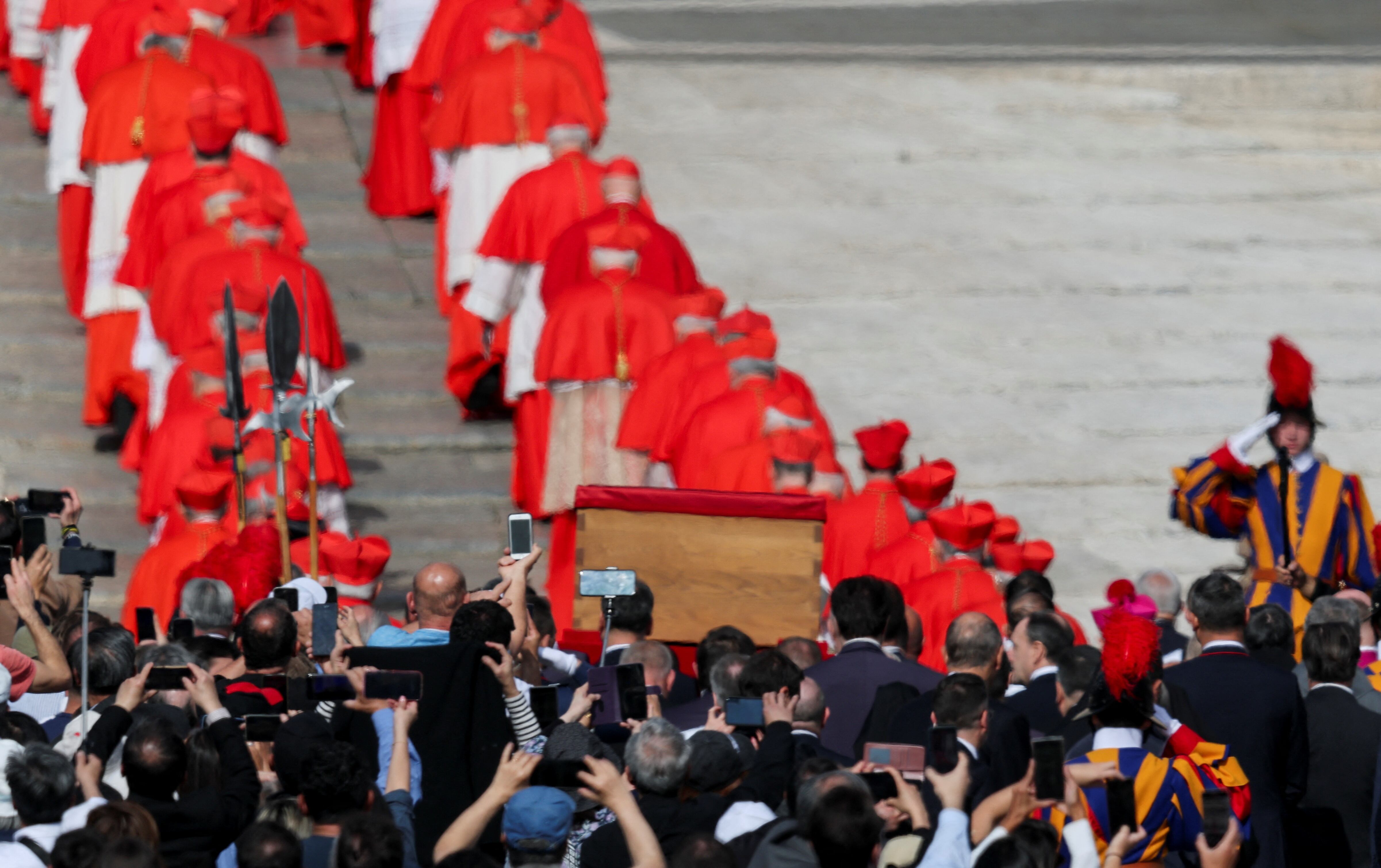 La capilla ardiente del papa Francisco, en imágenes