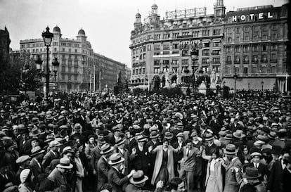 La década de los años veinte estuvo marcada tanto por la lucha obrera -que arranca con la huelga general de 1917- como por las grandes celebraciones. La plaza de Cataluña, nudo central de la capital catalana, ha sido desde siempre escenario idóneo para fiestas, protestas o manifestaciones. En la foto, un baile colectivo realizado durante aquellos años.